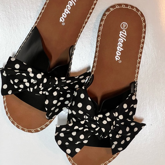 Weeboo Slides with Polka Dotted Ribbon Bow - Picture 2 of 4